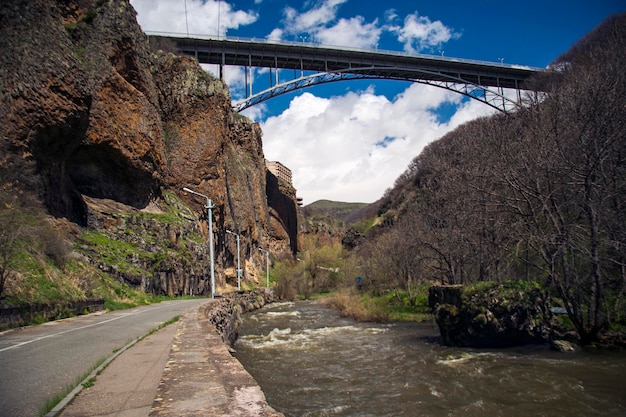 eine wunderschöne Aufnahme einer Straße mit einer Brücke im Hintergrund