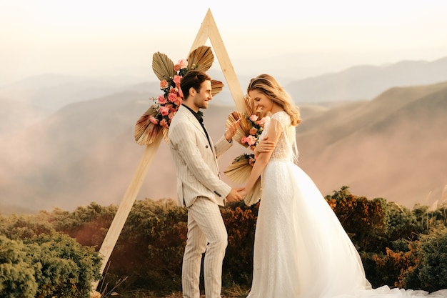 Eine wunderschöne Hochzeitszeremonie in den Bergen, ein berührender Moment des Lesens eines Eides, eine Hochzeit in der Natur für zwei Personen.