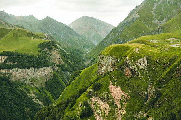 Eine wunderschöne Landschaftsfotografie mit Kaukasus in Georgien