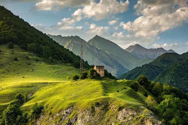 Eine wunderschöne Landschaftsfotografie mit Kaukasus in Georgien