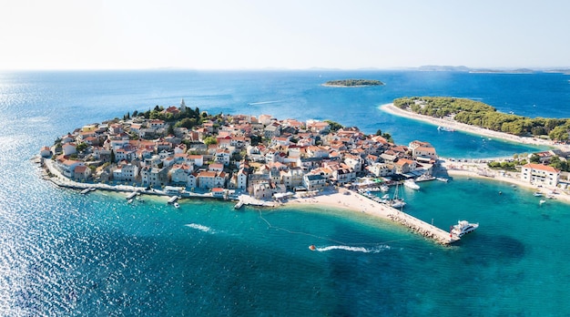 Eine wunderschöne Luftaufnahme von Primosten, einer Stadt in Kroatien