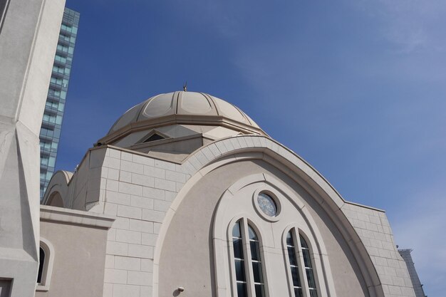 Eine wunderschöne Moschee in Istanbul vor blauem Himmel