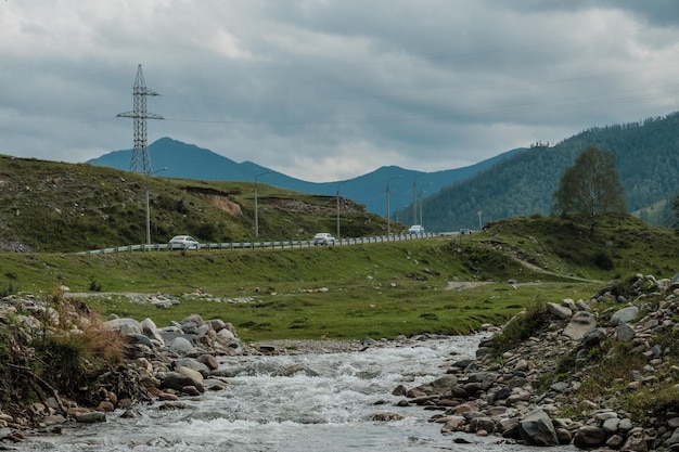 Eine wunderschöne sibirische Landschaft mit einem Fluss vor dem Hintergrund der Berge in der Republik Altai