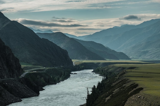 Eine wunderschöne sibirische Landschaft mit einem Fluss vor dem Hintergrund der Berge in der Republik Altai