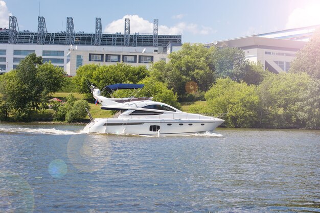 Foto eine yacht, die auf dem wasser schwimmt. ein sonniger sommertag