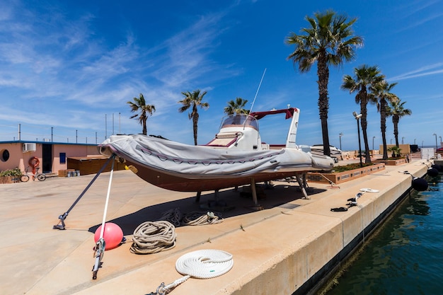 Eine Yacht, die auf Reparatur oder Lagerung von Yachten am Ufer wartet