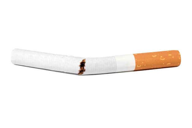 Eine zerbrochene Zigarette auf dem weißen isolierten Hintergrund Ein Begriff der Gesundheitsfürsorge