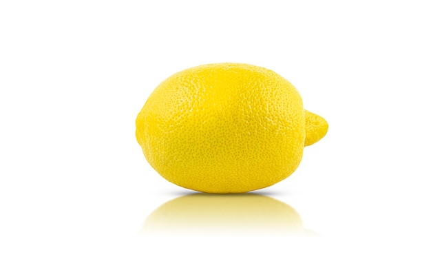 Eine Zitrone auf weißem Hintergrund