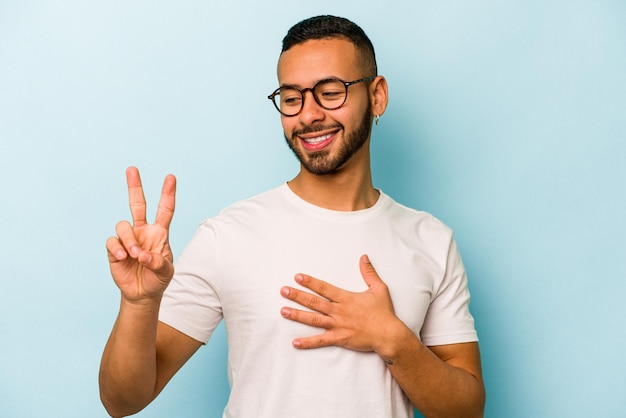 Einen Eid ablegen und die Hand auf die Brust legen