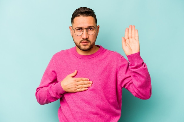 Einen Eid ablegen und die Hand auf die Brust legen