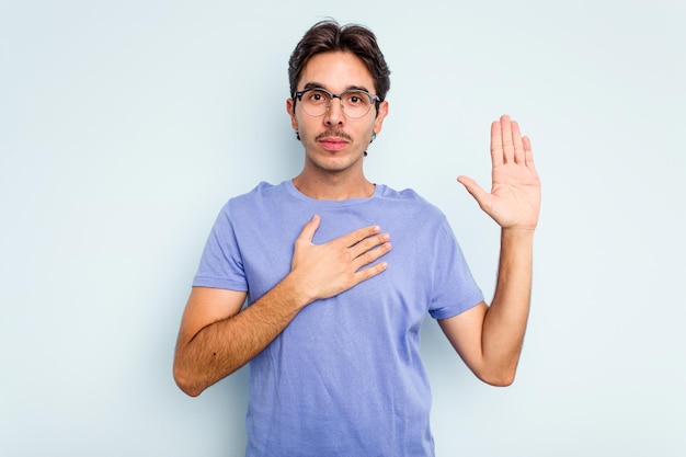 Einen Eid ablegen und die Hand auf die Brust legen