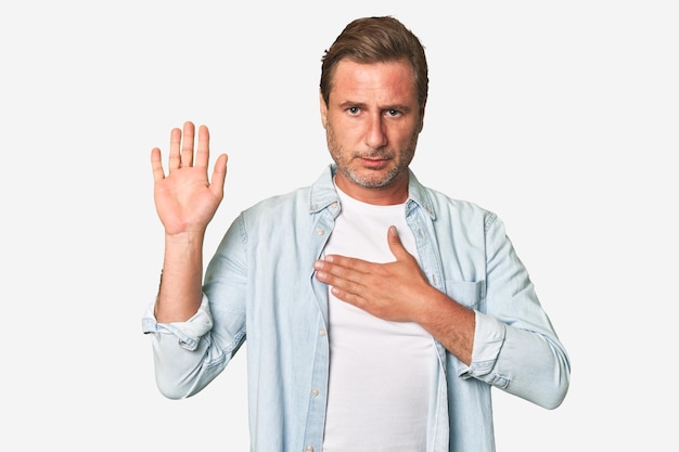 Einen Eid ablegen und die Hand auf die Brust legen