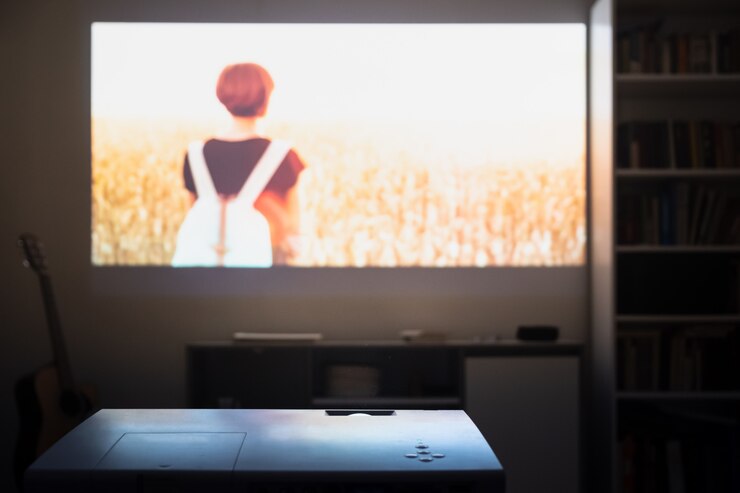 Foto einen film von einem videoprojektor in einem raum anschauen.