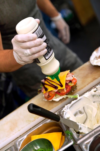 Einen Hamburger kochen