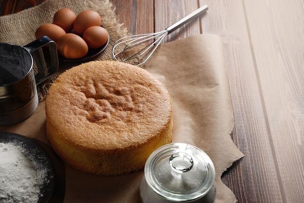 Einen hausgemachten Biskuitkuchen zubereiten und backen. Hausgemachten Kuchen kochen. Süßwaren für zu Hause. Foto in hoher Qualität