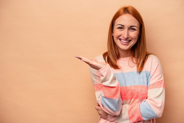 Einen Kopierraum auf einer Handfläche zeigen und eine andere Hand an der Taille halten