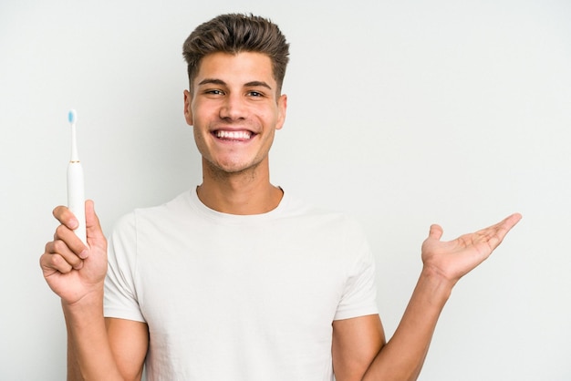 Einen Kopierraum auf einer Handfläche zeigen und eine andere Hand an der Taille halten