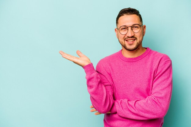 Einen Kopierraum auf einer Handfläche zeigen und eine andere Hand an der Taille halten