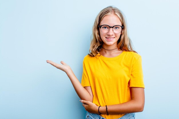 Einen Kopierraum auf einer Handfläche zeigen und eine andere Hand an der Taille halten