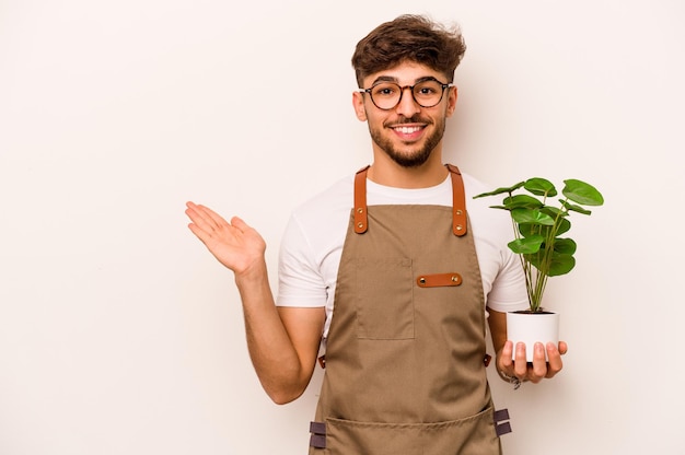 Einen Kopierraum auf einer Handfläche zeigen und eine andere Hand an der Taille halten