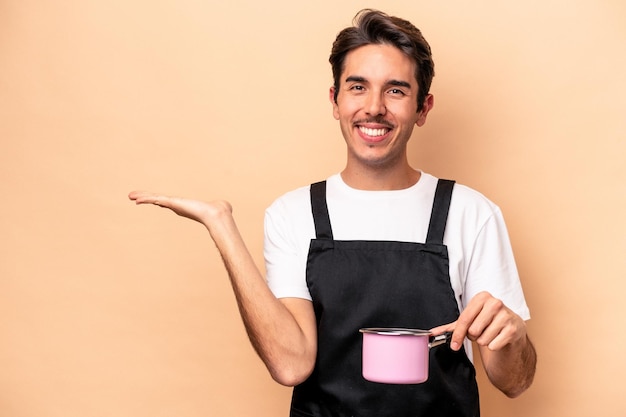 Einen Kopierraum auf einer Handfläche zeigen und eine andere Hand an der Taille halten