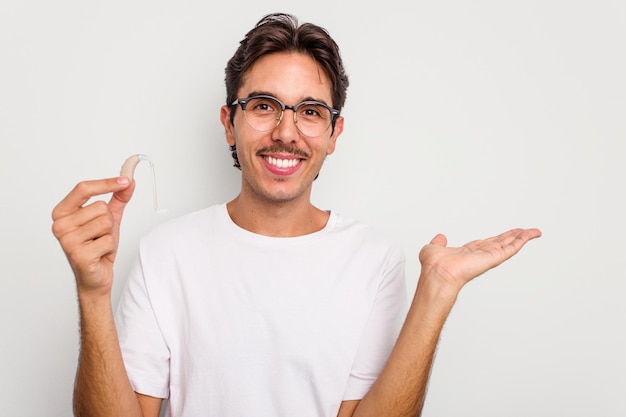 Einen Kopierraum auf einer Handfläche zeigen und eine andere Hand an der Taille halten