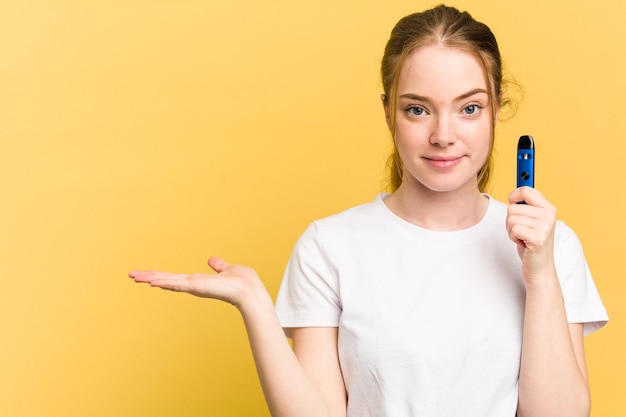 Einen Kopierraum auf einer Handfläche zeigen und eine andere Hand an der Taille halten