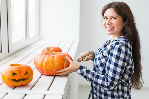 Einen Kürbis aushöhlen, um eine Halloween-Laterne vorzubereiten.