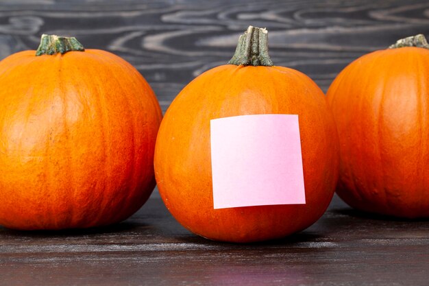 Einen orangefarbenen Kürbis für die Halloween-Feier vorbereiten