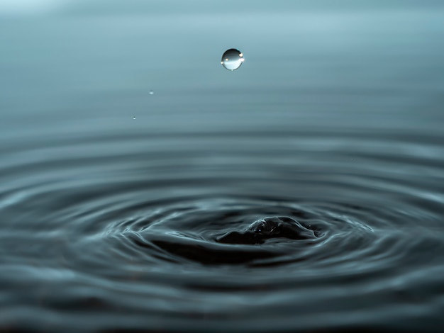 Einen Tropfen Wasser ins Aquarium spritzen. Bunter Wassertropfen