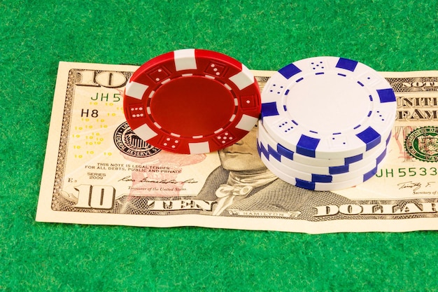 Einer Banknoten und Casino-Chips, die dem Nominalwert entsprechen