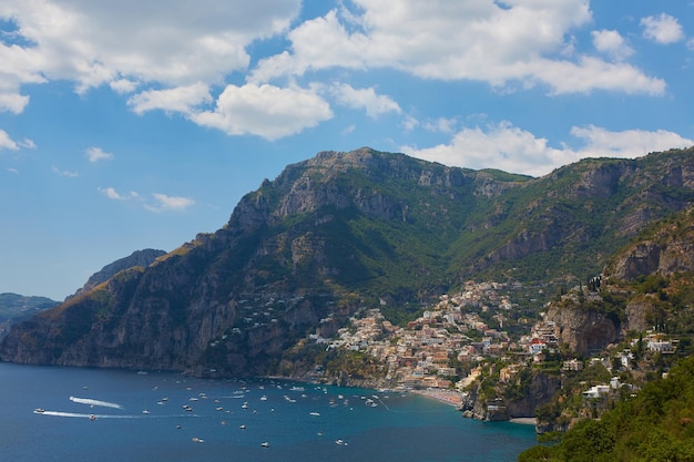 Einer der besten Ferienorte Italiens mit alten bunten Villen am Steilhang, schönem Strand, zahlreichen Yachten und Booten im Hafen und mittelalterlichen Türmen entlang der Küste Positano