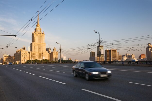 Einer von sieben berühmten Stalin-Wolkenkratzern Hotel Ukraina (jetzt Radisson) und Moskau-Stadt von der Novoarbatsky-Brücke am frühen Morgen