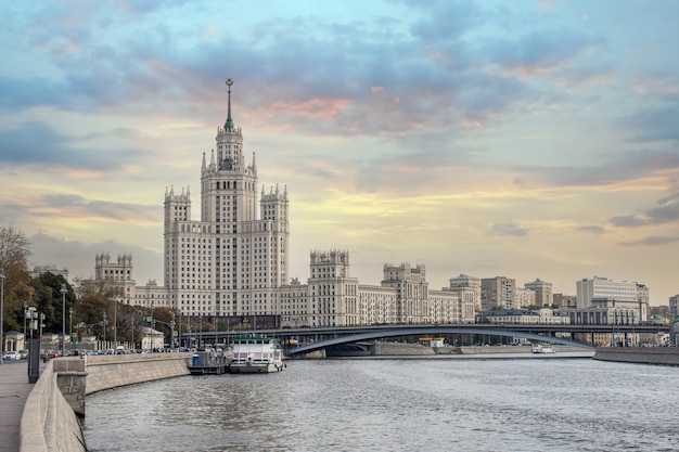 Eines der sieben hochhäuser des stalin-wolkenkratzers am kotelnicheskaya-damm und am moskwa-fluss