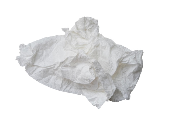 Einfach geschraubtes oder zerknittertes Gewebepapier oder Serviette in seltsamer Form nach Verwendung in Toiletten oder Toiletten, isoliert auf weißem Hintergrund mit Ausschnittsweg
