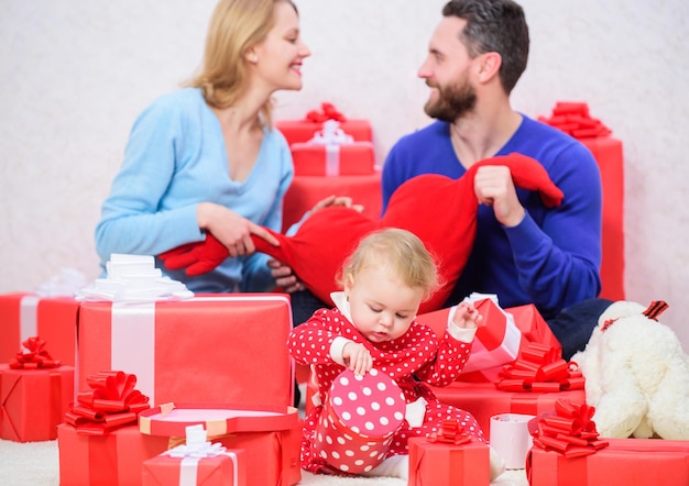 Einfach glücklich. Liebe und Vertrauen in die Familie. Bärtiger Mann und Frau mit kleinem Mädchen. Online einkaufen. Boxtag. Vater, Mutter und Tochter Kind. Glückliche Familie mit Präsentkarton. Valentinstag. Rote Kästen.