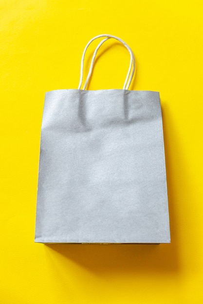 Einfach minimale Design-Einkaufstasche lokalisiert auf gelbem Hintergrund