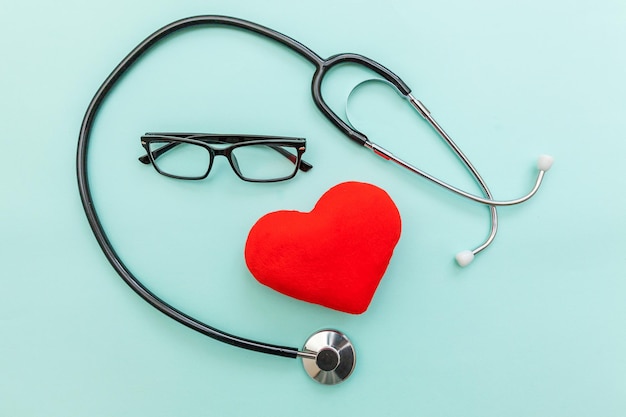 Einfach minimalistisches Design Medizingeräte Stethoskop oder Phonendoskop Brille und rotes Herz isoliert