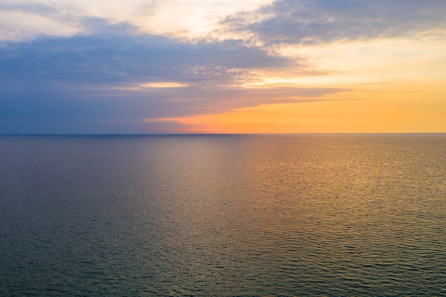 Einfach pastellfarben minimal und horizontale linie zwischen friedlichem meer und himmel entspannen.