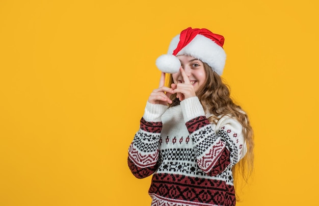 Einfach Spaß haben. glückliches Weihnachtsmann-Kind. lächelndes Kind in roter Weihnachtsmütze und Pullover. Winterferien feiern. Weihnachtseinkaufszeit. Teenager-Mädchen fühlen sich glücklich. Verkauf für Geschenke und Geschenke.