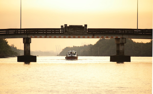 Einfache Betonbrücke über einen Kanal in der Provinz Samutprakarn im Fluss Chao Phraya in Thailand