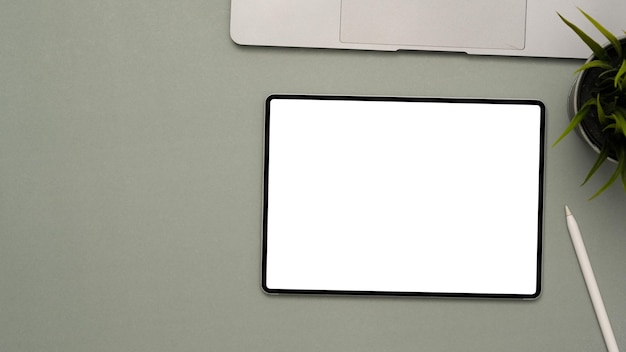 Einfache Büroschreibtischdraufsicht mit Kopienraum auf grauem Hintergrundtablettenmodell und -dekor