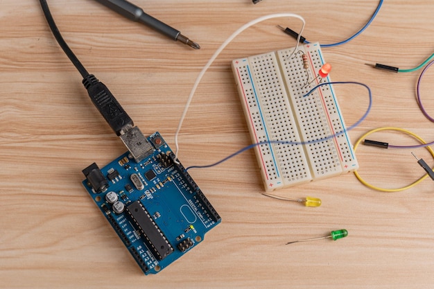 Einfache Experimente mit elektronischen Schaltkreisen für Kinder zum lustigen Lernen in naturwissenschaftlichen Fächern