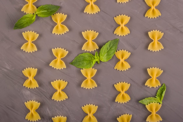 Einfache hausgemachte Pasta, die Zutaten für Farfalle und Gerichte kocht