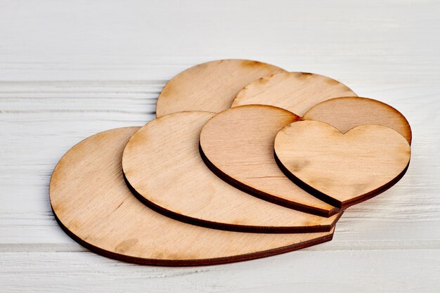 Einfache Holzherzen zum Basteln. Satz leere Herzen aus Holz.