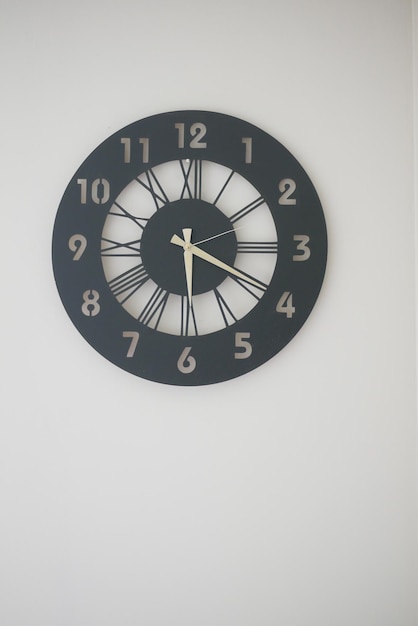 Einfache moderne Uhr, die an einer Wand hängt