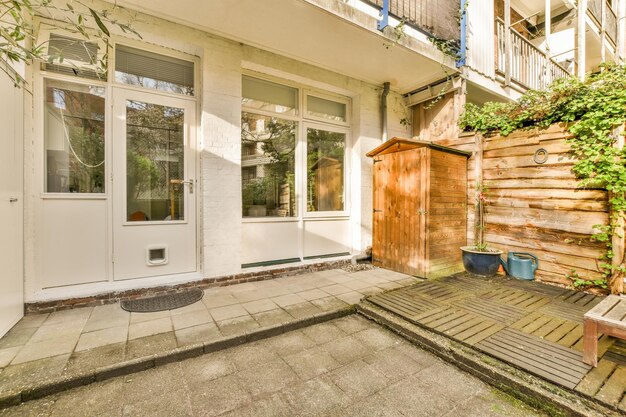 Einfache Terrasse mit Vegetation im Inneren