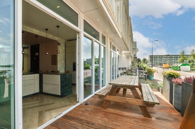 Einfache Terrasse mit Vegetation im Inneren