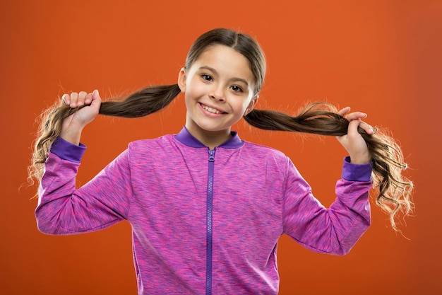 Einfache Tipps, die Frisur für Kinder machen Kleines Kind langes Haar Charmante Schönheit Mädchen aktives Kind mit langen wunderschönen Haaren Starkes und gesundes Haarkonzept Wie man lockiges Haar behandelt Schöne und ordentliche Frisur