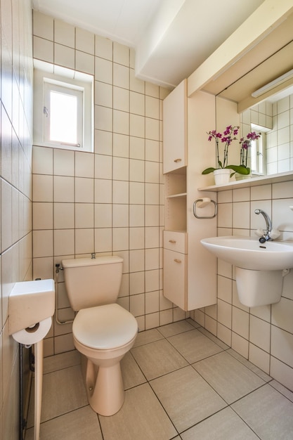 Einfache Toilette mit kleinem Waschbecken